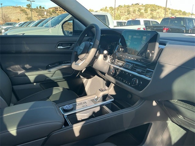 2025 Nissan Pathfinder SL