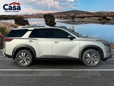 2025 Nissan Pathfinder SL